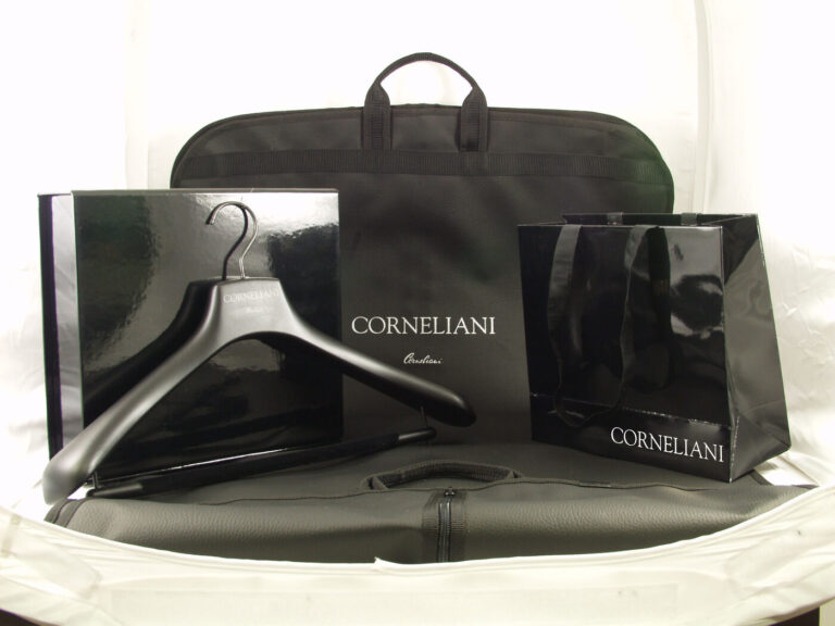 Set total look de perchas y fundas Corneliani